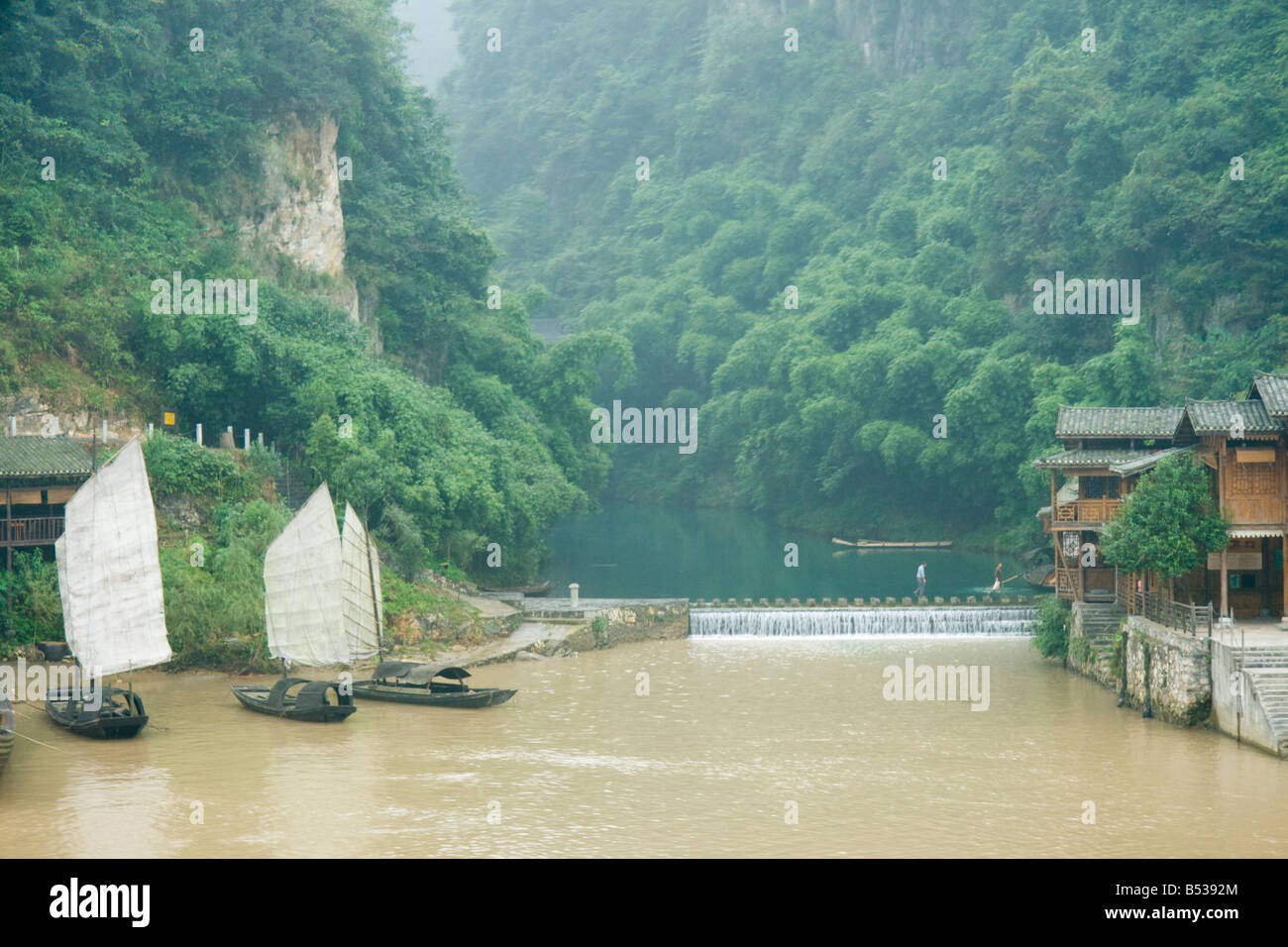 Cinese tradizionale barche sulle rive del fiume Yangtze, Cina Foto Stock