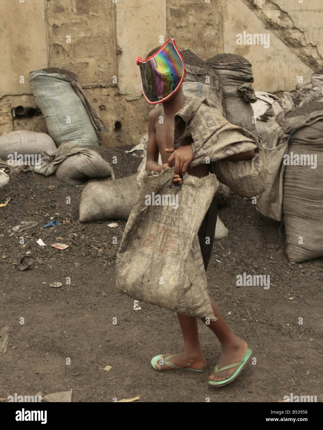 Bambini schiavi in Benin West Africa Febbraio 2007 visto qui alle prese con un carico di metallo di scarto nel mercato di Cotonou Foto Stock