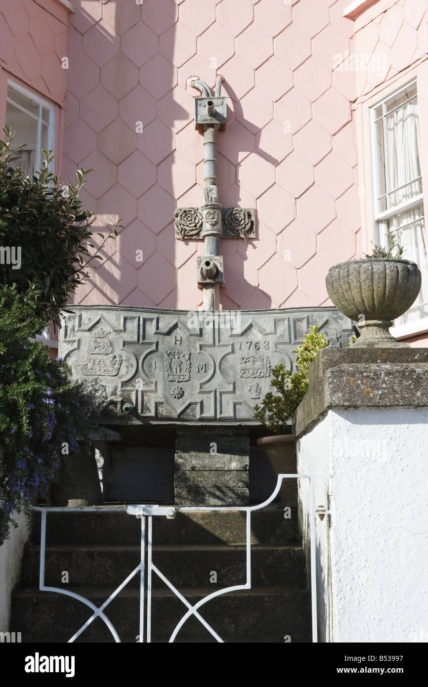 Decorate il XVIII secolo l'acqua piovana merci e tramogge su 19C Cottage in Lyme Regis Dorset Foto Stock