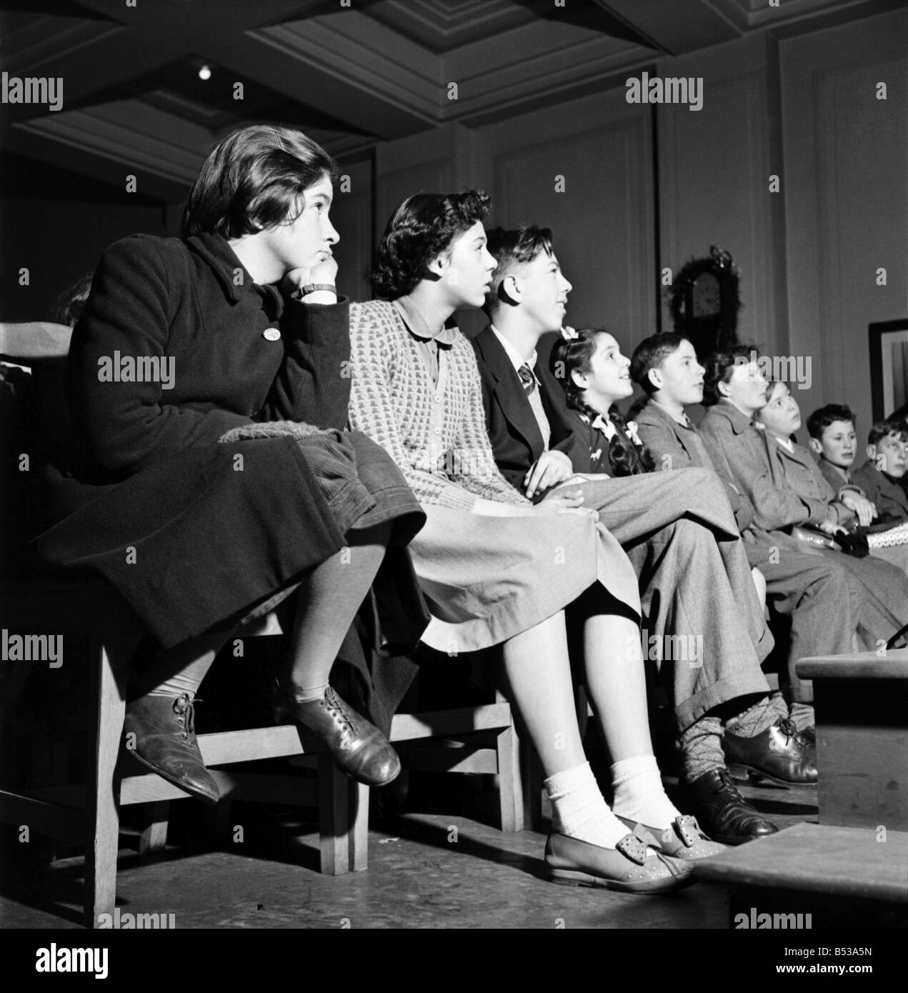 Dramma britannico League. British attore di scena Donald Wolfit lezioni per bambini. &#13;&#10;Dicembre 1952&#13;&#10;D102 Foto Stock