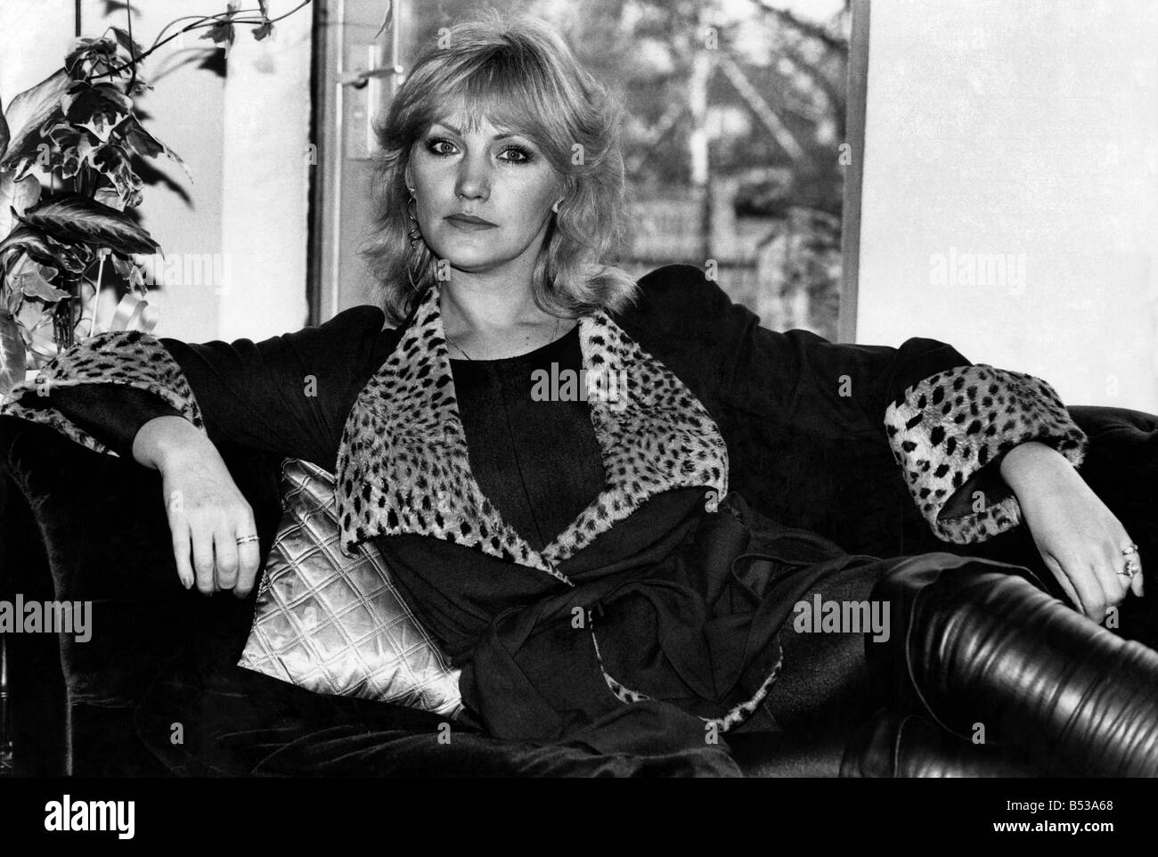 La bella ex-moglie di Wombles milionario Mike Batt è rivolta verso un tetro Natale da solo con i suoi figli. Una volta ha avuto star di film per amici e tutto ciò che il denaro può comprare. Ora, Wendy Batt è dover fare lavori dispari per far quadrare il bilancio e quelli posh pals sono scomparsi. Wendy, 40, dice; "Il mio mondo è collassato, i nostri due figli di Samantha e Robin, indossare abiti di seconda mano e faccio le cose come fornire automobili per guadagnare un po' di soldi." Tutto è così diverso dal mondo di lusso era abituata a con Mike, che ha fatto una fortuna dalla scrittura della canzone Wombles e Art Garfunkel's hit occhi luminosi Foto Stock