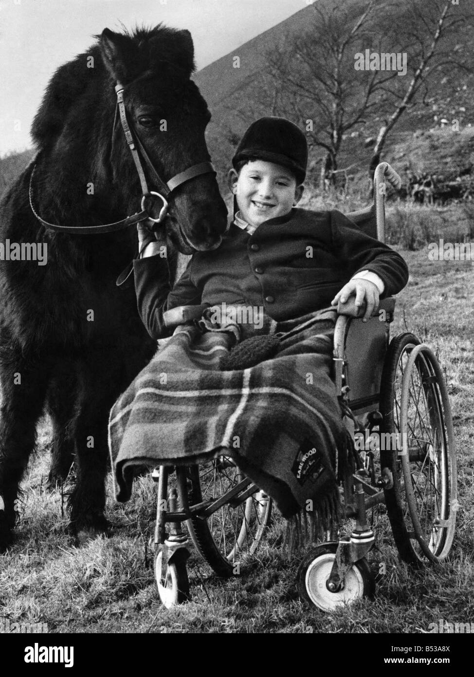 Lane Thomas nella foto vicino alla sua casa a Monte Penna, Cilfynnydd, con 'orientale' un pit pony presentato a lui per il carbone nazionale Foto Stock