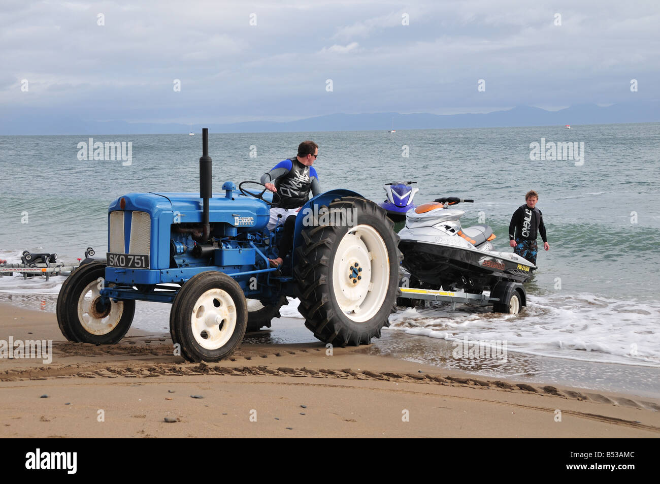 Il trattore usato per il traino di jet ski dal mare a Abersoch Llyn Peninsula Gwynedd in Galles Foto Stock