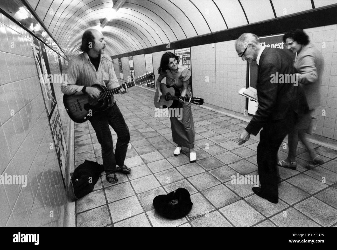 Il tubo Thumper hanno. Londra - musici itineranti di musicisti di strada - sono in corso sotterraneo. Ogni giorno essi scendono al labirinto di t Foto Stock