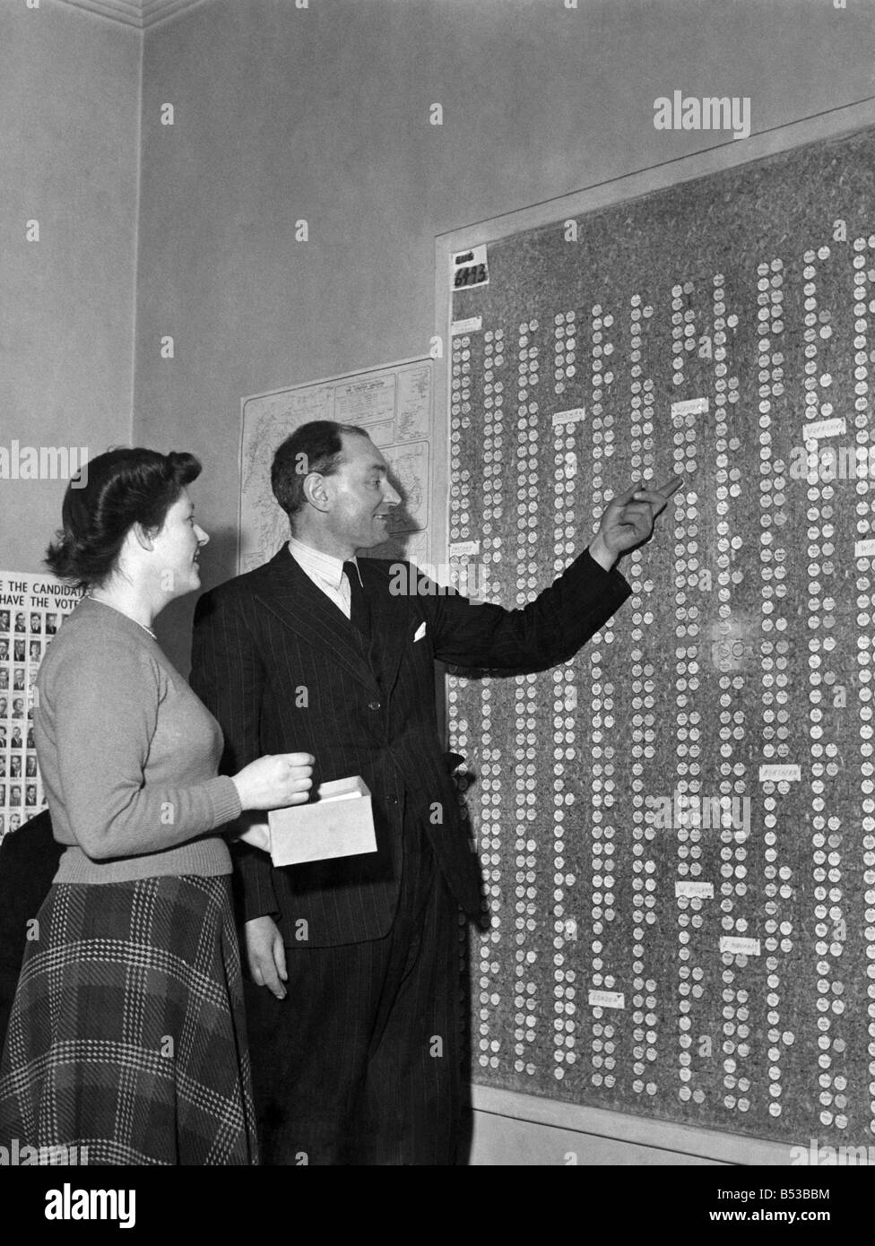 Elezione 1950: il sig. Leonard Smith, Chief agente elettorale presso la sede liberale, in piedi dall'indicatore che registra i movimenti dei candidati liberali in tutto il paese. P018677 Foto Stock