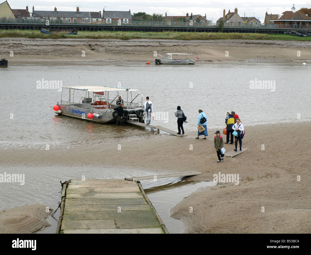 I passeggeri sbarcati e salire a bordo del traghetto attraverso il fiume Ouse a Kings Lynn,Norfolk,East Anglia,uk. Foto Stock