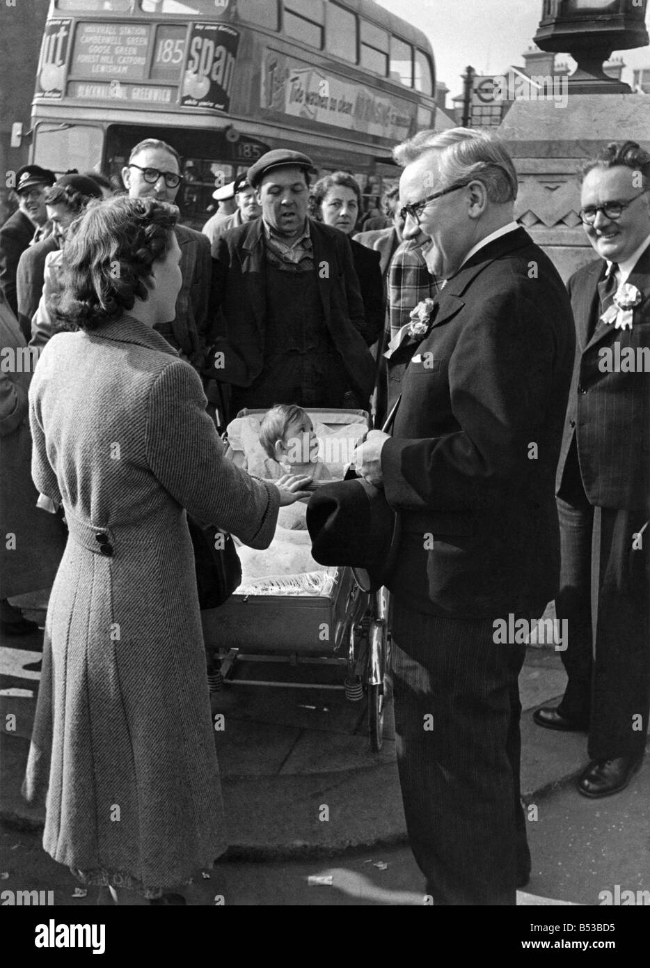 Il sig. Herbert Morrison chat con casalinga e baby Allen da Forest Hill che era in piedi da un bus in coda quando il ministro degli Esteri è arrivato a Lewisham Town Hall di presentare la propria candidatura documenti. • Ottobre 1951 ;P018699 Foto Stock