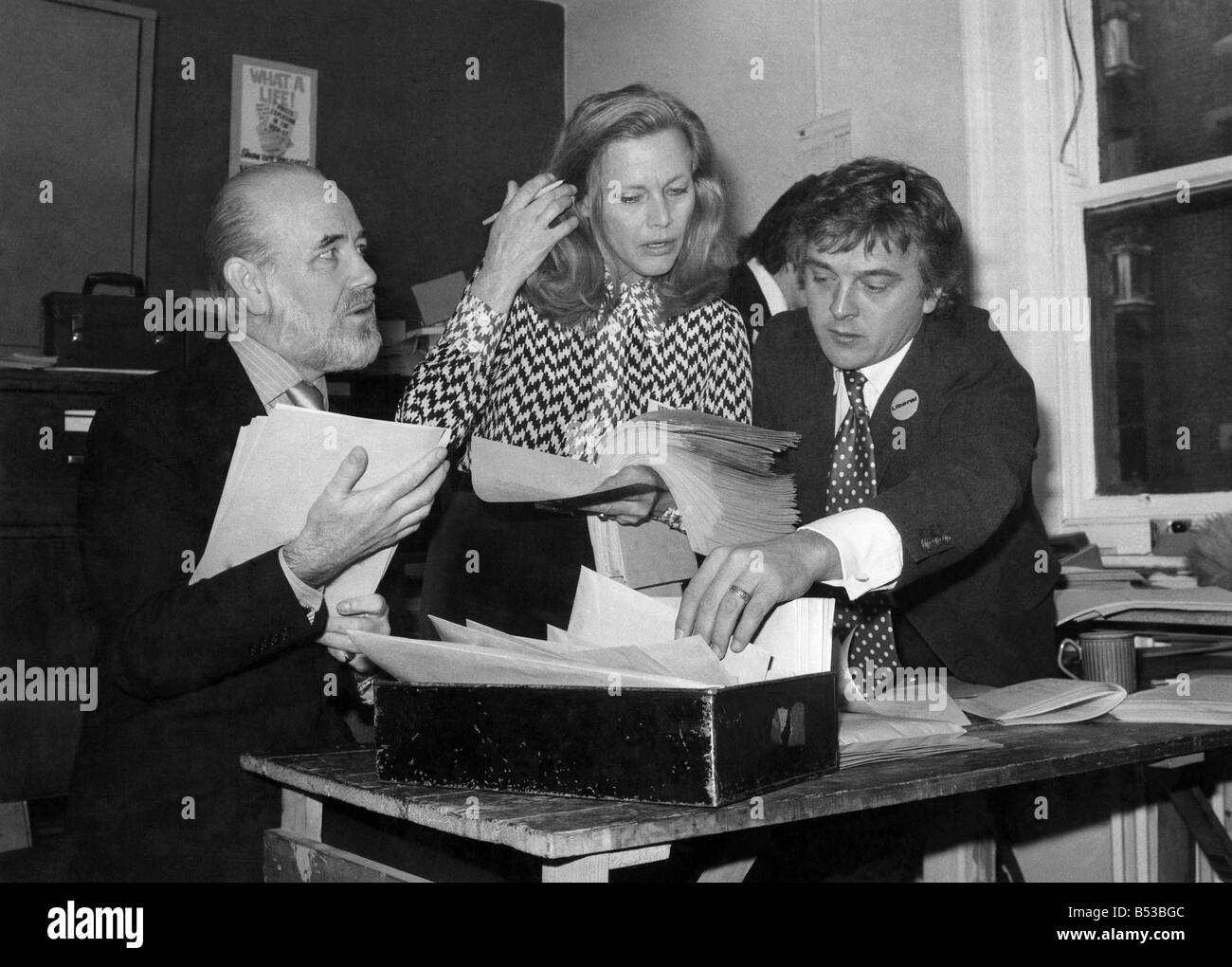 Stelle aiutare i liberali. Come la campagna elettorale hots fino sulla corsa in al polling di giorno 28 febbraio, il fattore più significativo che emerge da numerosi sondaggi di opinione è la massiccia di un nuovo supporto per i liberali - normalmente la cenerentola delle parti. Quando abbiamo chiamato presso la loro sede di campagna il lunedì (25-2-74), abbiamo trovato che il gruppo dei liberali sostenitori sono in crescita in qualità e in quantità. Vi è stato un bel giro di celebrità aiutando a ordinare la letteratura elettorale Foto Stock