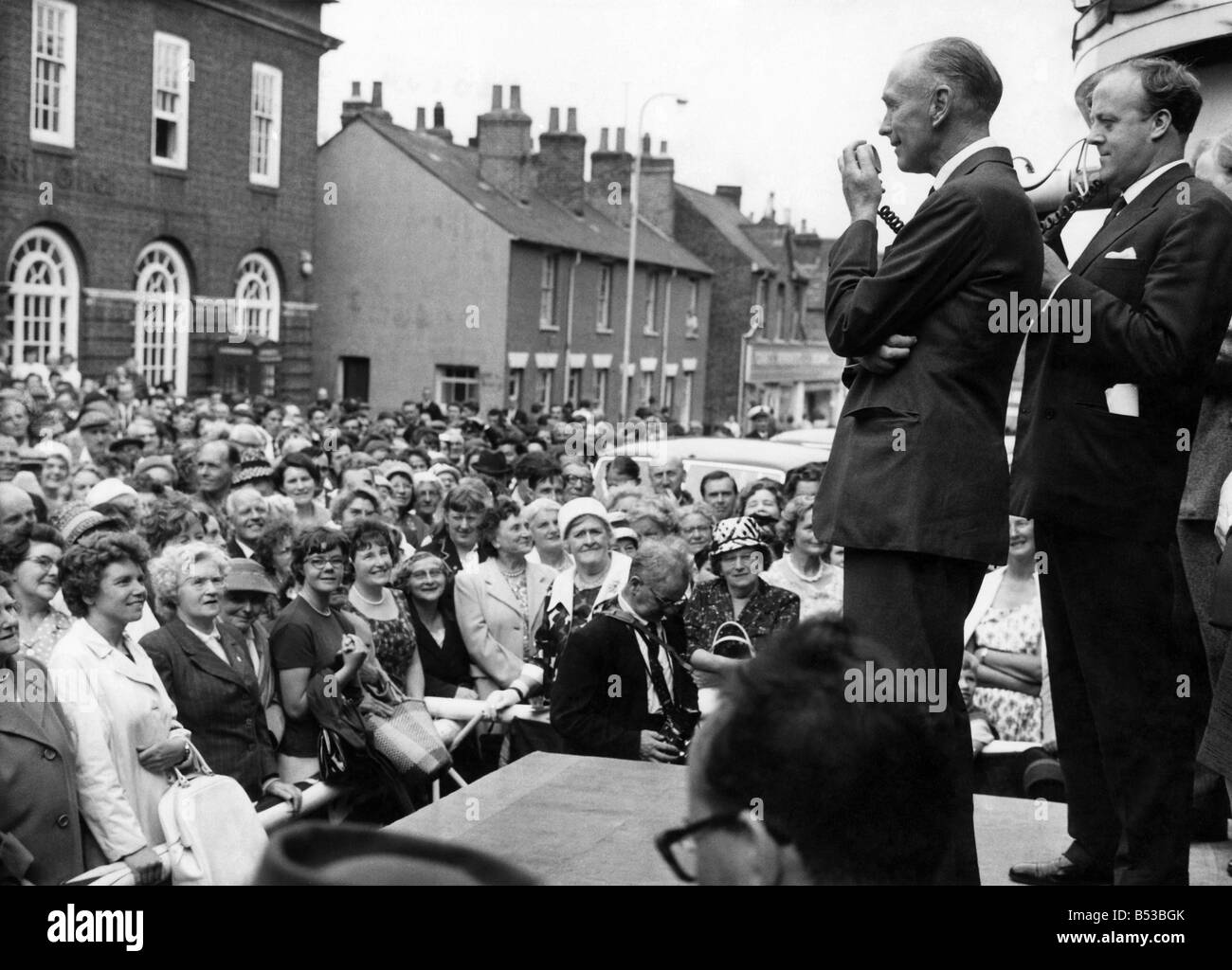 Elezioni generali 1964:00:00 Partito Conservatore leader Sir Alec Douglas Home parlando a una grande folla come egli tours Kent. Ott. 196 Foto Stock
