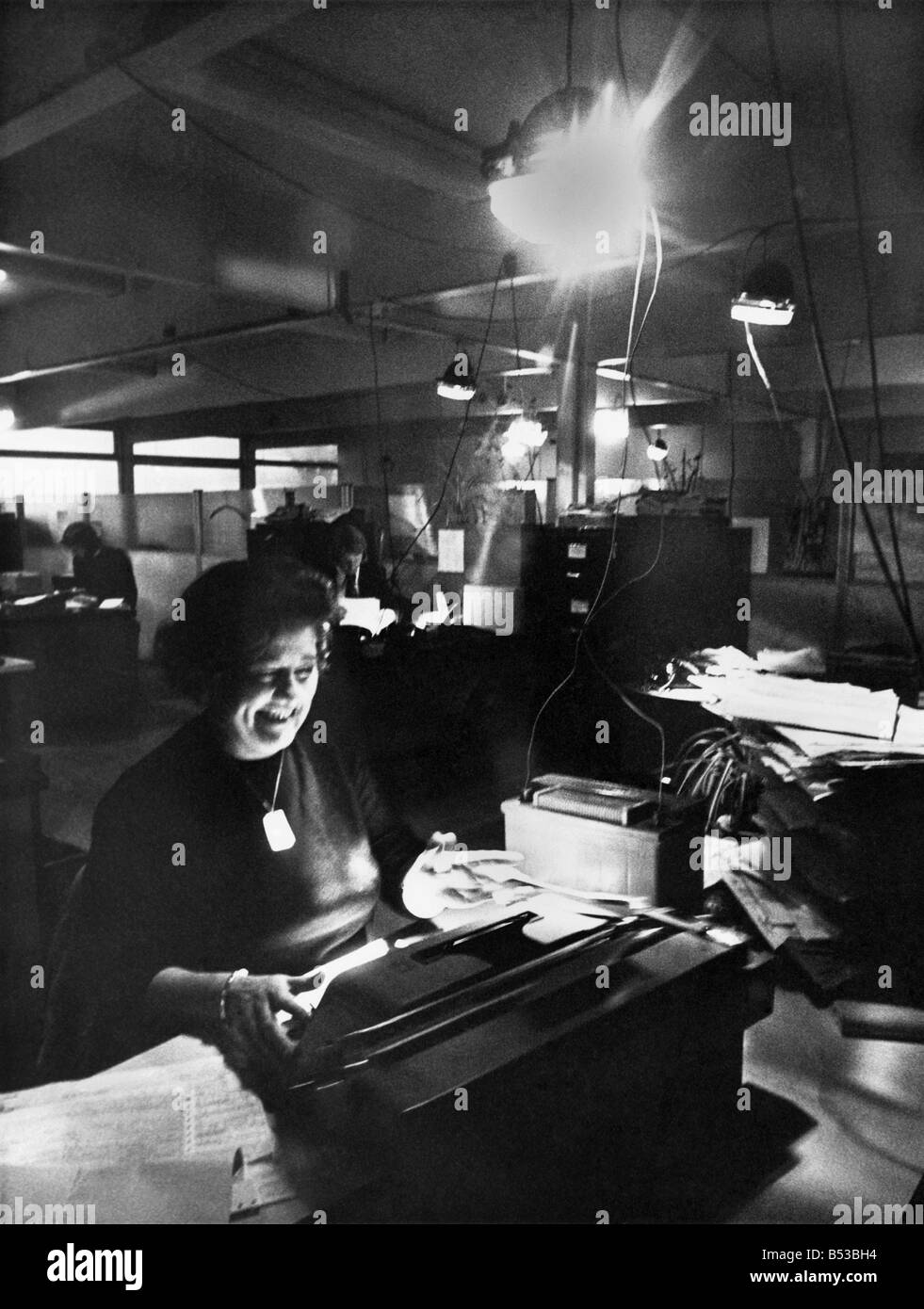 Battere la crisi di potenza. Con la maggior parte delle ditte in Gran Bretagna solo il permesso di utilizzare energia elettrica in tre giorni a settimana a causa della crisi di potenza, tutti i tipi di metodi ingegnosi vengono usati per mantenere il business in corso. Alla Chrysler U.K. stabilimento automobilistico di Coventry, si tratta di un caso di guida su luci anabbaglianti come la ragazza dattilografi lavoro con la luce dei proiettori auto collegato alle batterie per auto. E giù a Chatham, Kent, un salone di parrucchiere ha fornito i suoi assistenti con batteria-powered " testa-luci", simile a quelli utilizzati dai minatori Foto Stock