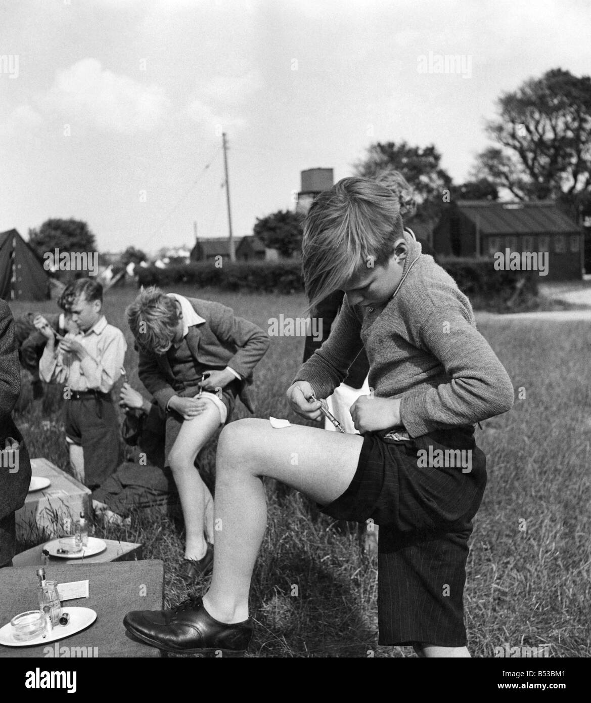Londra scolari, la maggior parte dei quali, a causa della guerra, non aveva mai avuto una vacanza, figuriamoci visto il mare, sono ora in grado di spendere il più meraviglioso quindici giorni della loro vita in un campo di vacanze in Walton-on-the-Naze, Essex. Una caratteristica innovativa del camp si trova l'installazione sotto la tela di un centro di trattamento per bambini diabetici. ;1946 Circa;P018813 Foto Stock