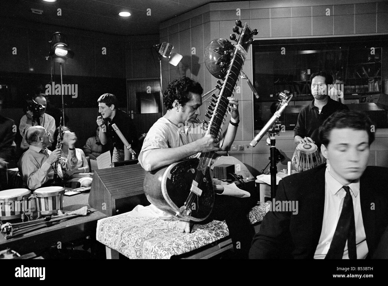 Ravi Shankar giocando il sitar in un BBC sound studio al centro televisivo a Città Bianca Jonathan Miller può essere visto parlando a Foto Stock