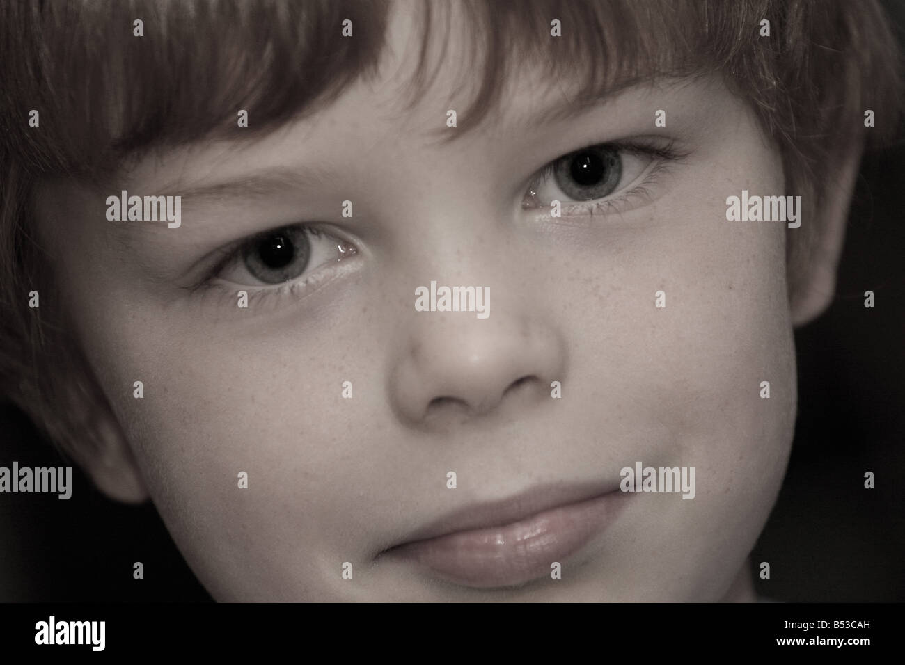 Dissaturato la foto di un bambino di 8 anni faccia dei ragazzi Foto Stock