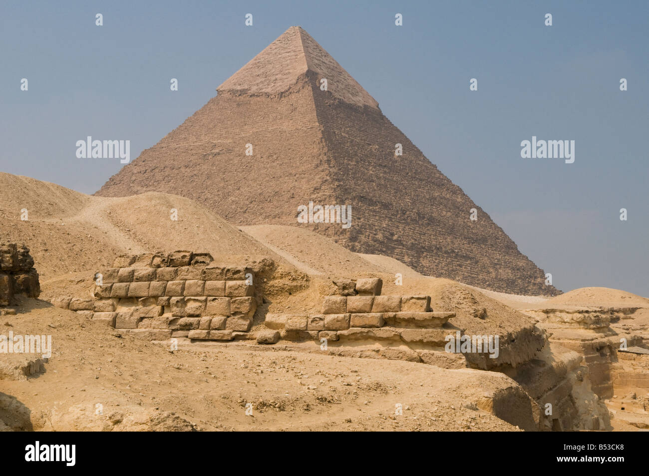 La piramide di Khafre o Chephren fatti di blocchi di calcare di peso superiore a 2 tonnellate ciascuno presso le Piramidi di Giza complesso del Cairo in Egitto Foto Stock