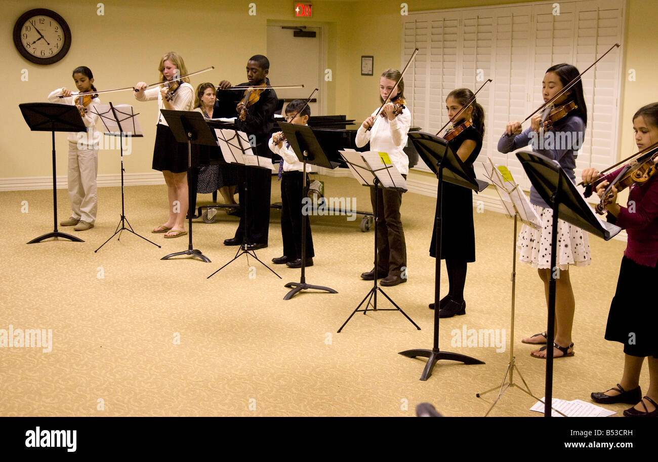 Un gruppo di studenti di violino al considerando Foto Stock