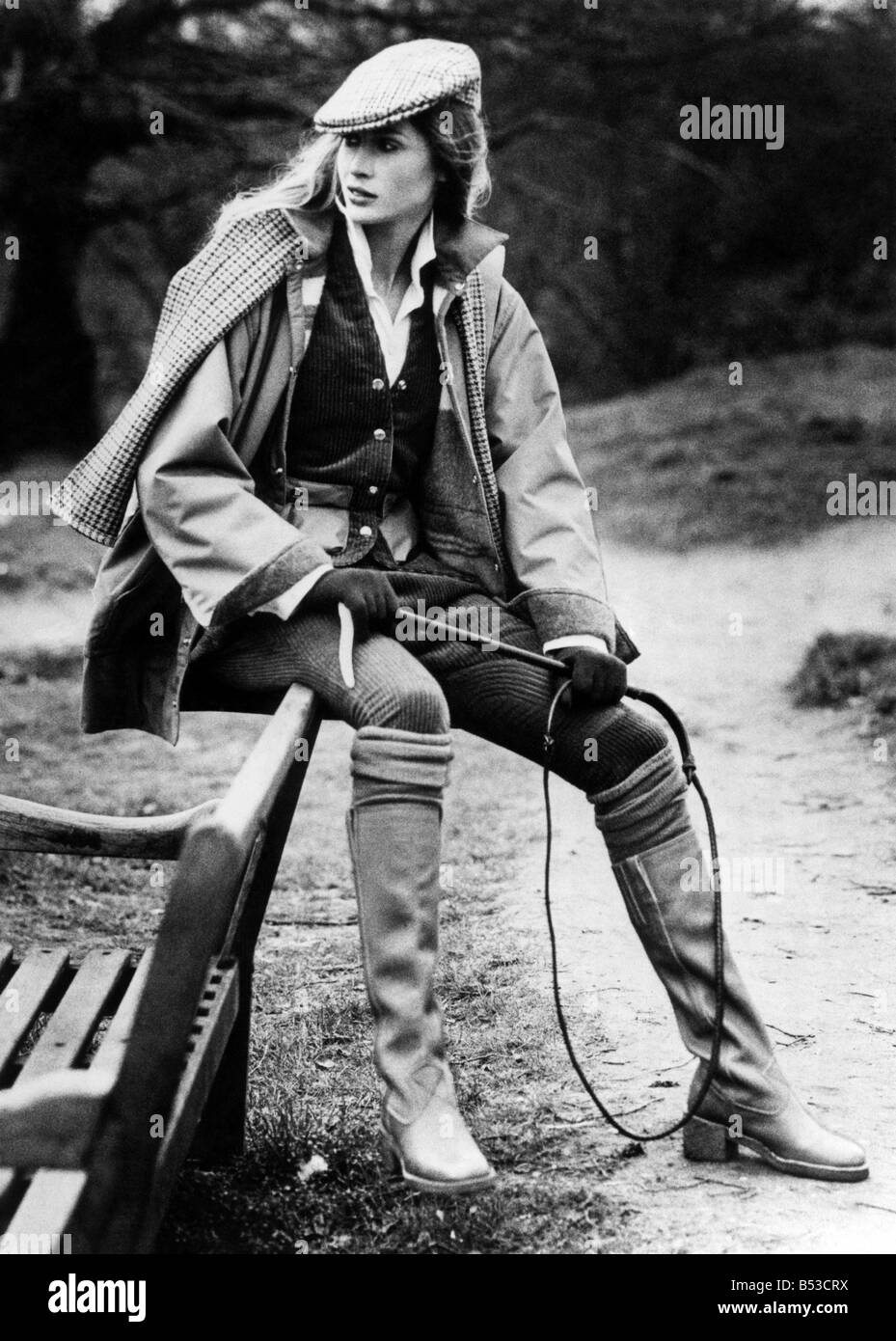 La moda degli anni settanta. Il meglio del meglio del britannico. Designer di moda sono la pianificazione di una vita sportiva per tutti noi entro la fine di quest'anno. E, opportunamente per l Anno Giubilare, il Great British look è quello che conta veramente. Anche designer francese Ann Dupuy di Jousse e designer giapponese Michiko sono andati per caccia e tiro e vestiti di pesca nelle loro collezioni autunno. Essi saranno in mostra e - si spera - la loro vendita presso il British Fashion Week apertura a Londra il 30 marzo Foto Stock