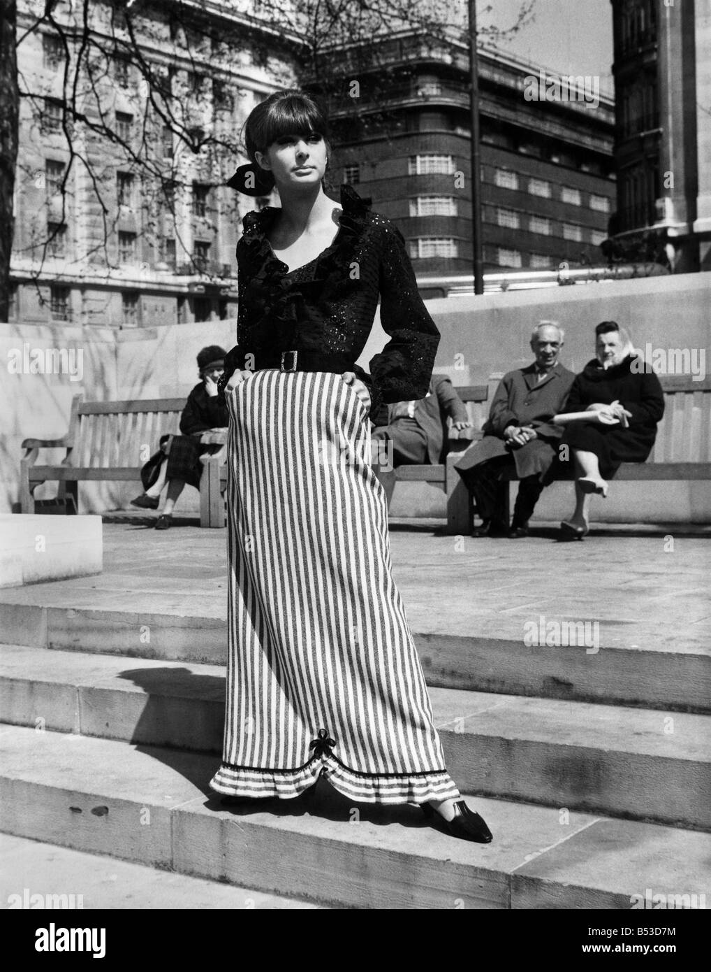 La moda degli anni sessanta. Il banco di prova per il British fashion. È il banco di prova per la parte superiore del British Fashion oggi (lunedì 4-5-64). Per i compratori stranieri vengono mostrati i migliori stili di autunno che London Fashion House Group è in grado di produrre - compreso quello raffigurato lepre. Più di 550 acquirenti sono a Londra per lo spettacolo - e le aziende di moda sono sperando per ordini del valore di £2,000,000. In corrispondenza di un'anteprima di domenica (3-5-64) il Gruppo ha mostrato i vestiti che comprendevano qualcosa per tutti. E che include ogni ragazza e acquirenti di trenta-nove contee Foto Stock