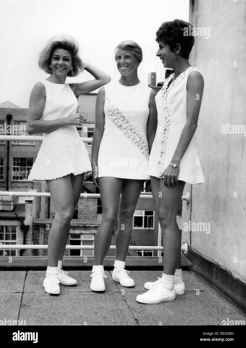 La moda degli anni sessanta. The Taming di teddy. Sembra che la procedura guidata di Wimbledon Mode, il terribile Teddy Tinling, finalmente è stato addomesticato. Il colonnello Tinling, che è stato ben noto nel migliore dei vestiti di circoli tennis poiché lui per primo ha schioccato Goregous Gussie Moran in una coppia di pizzo bloomers circa 19 anni fa, è adesso girando un po' "commercio" come può essere visto dalla bianca-placcati tennis trio raffigurata qui il venerdì (21-6-68) Foto Stock