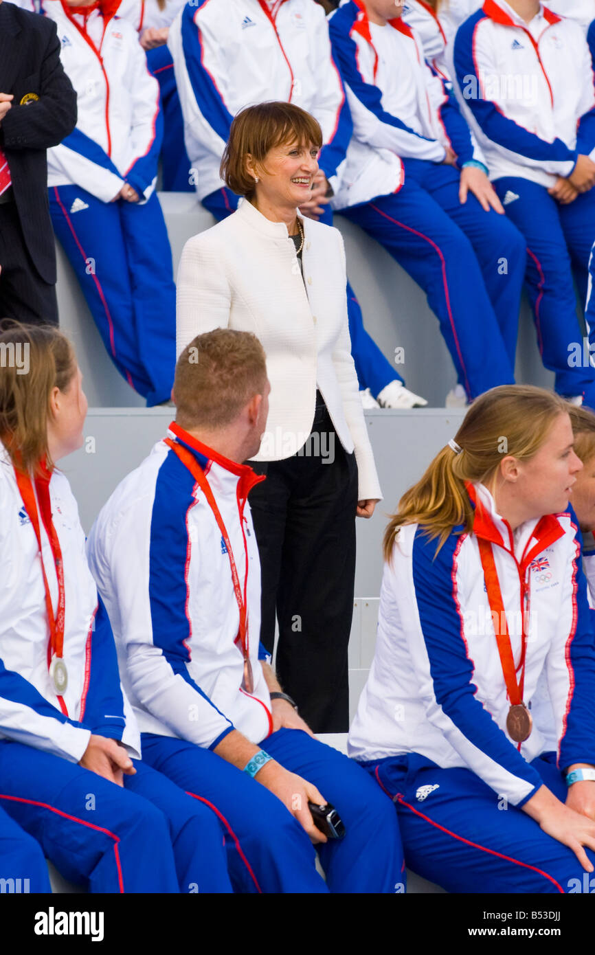 Londra 2008 Olimpiadi parata degli eroi Team GB Trafalgar Square La Baronessa Tessa Jowell MP circondato dagli atleti con le loro medaglie vincitori di medaglie Foto Stock
