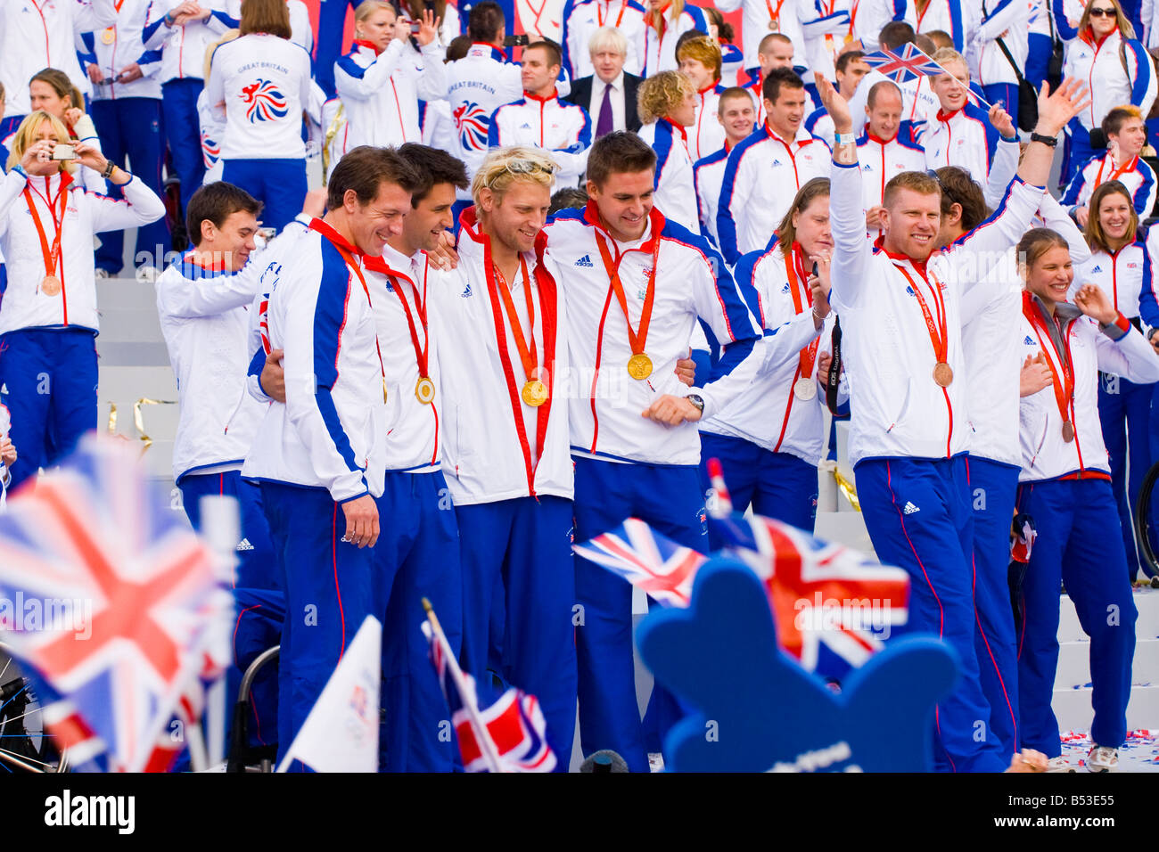 Le Olimpiadi del 2008 eroi parade Team GB Trafalgar Square , Andy Triggs-Hodge , Elise Laverick e compagni di vincere la medaglia gli atleti Foto Stock