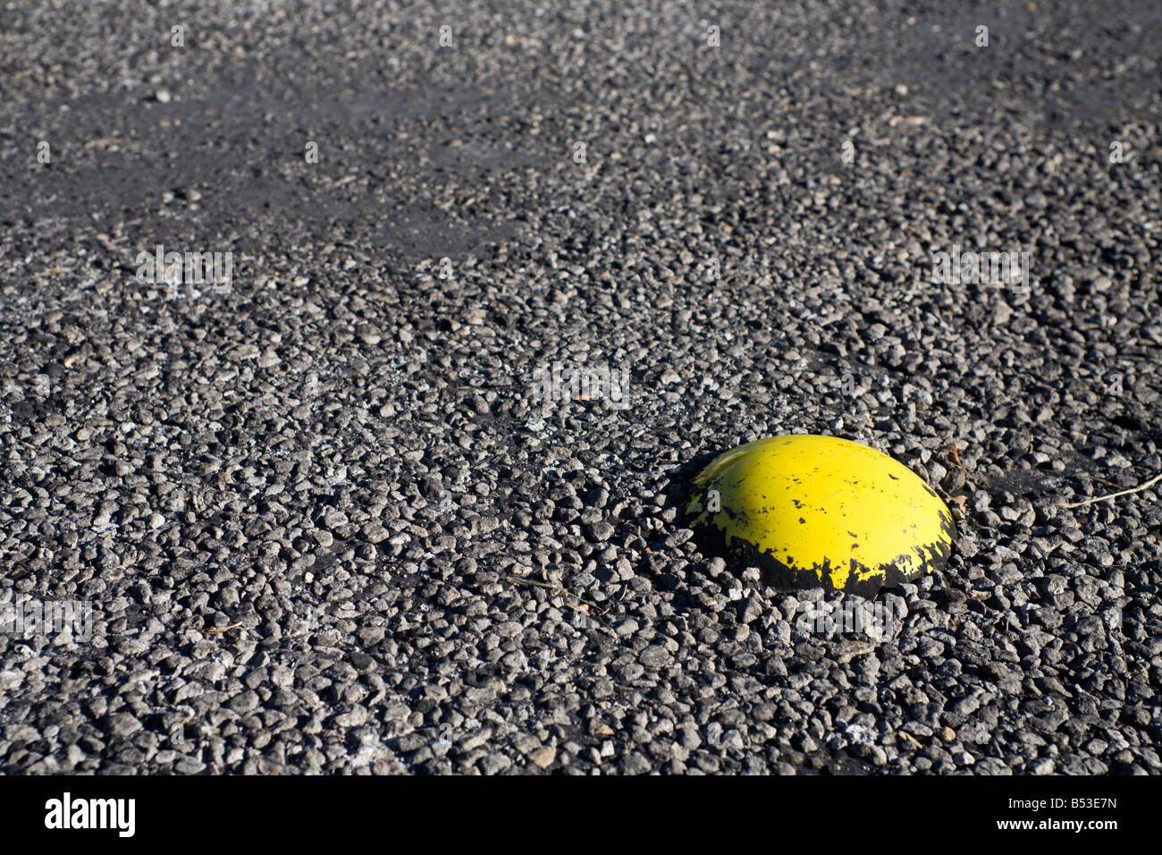 Giallo traffico stradale indicatore su una strada a spiovente su una soleggiata giornata estiva Foto Stock