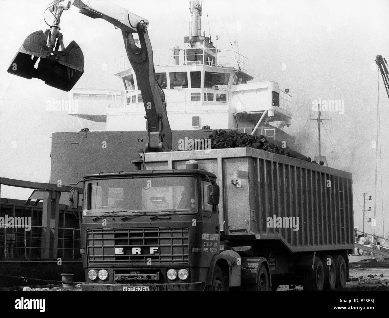 Il carbone importato. Decine di migliaia di tonnellate di carbone essendo scaricati presso il piccolo porto di Essex di Brightlingsea. Il carbone viene importato dalla Germania occidentale. ;Aprile 1984 ;P018226 Foto Stock