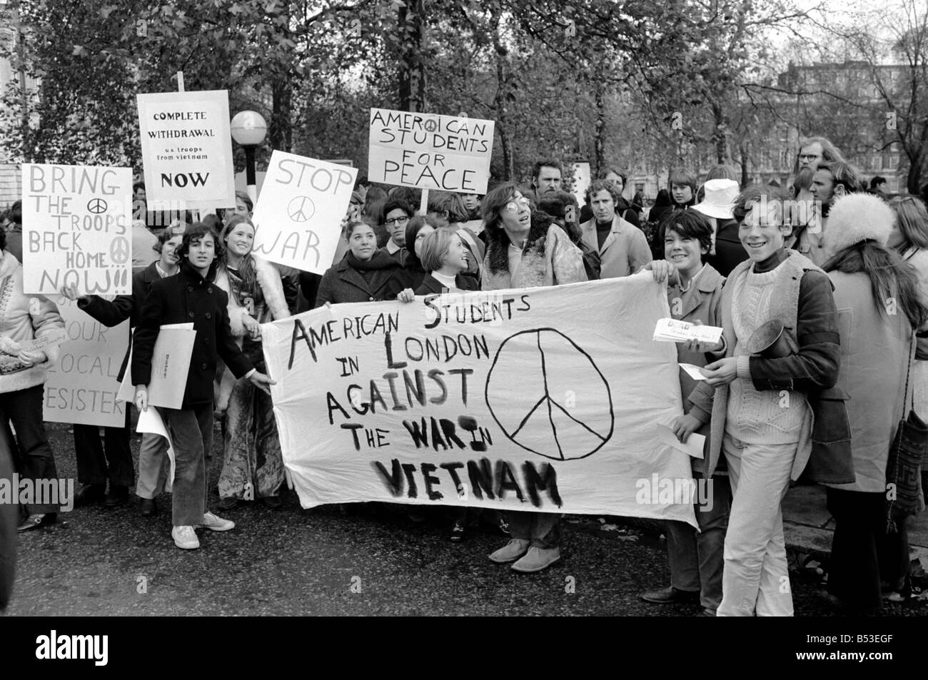 Extra sono stati di polizia sul dazio in caso di difficoltà nel corso dell odierna anti-guerra del Vietnam la dimostrazione al di fuori dell'Ambasciata americana in piazza Grosvonor ;Carte recanti i nomi degli americani morti in Vietnam sono stati fatti cadere in una bara al di fuori degli STATI UNITI Ambasciata. I manifestanti a piedi passato la bara cadere in esso i nomi delle vittime della guerra in Vietnam. ;Novembre 1969 ;Z11056 Foto Stock