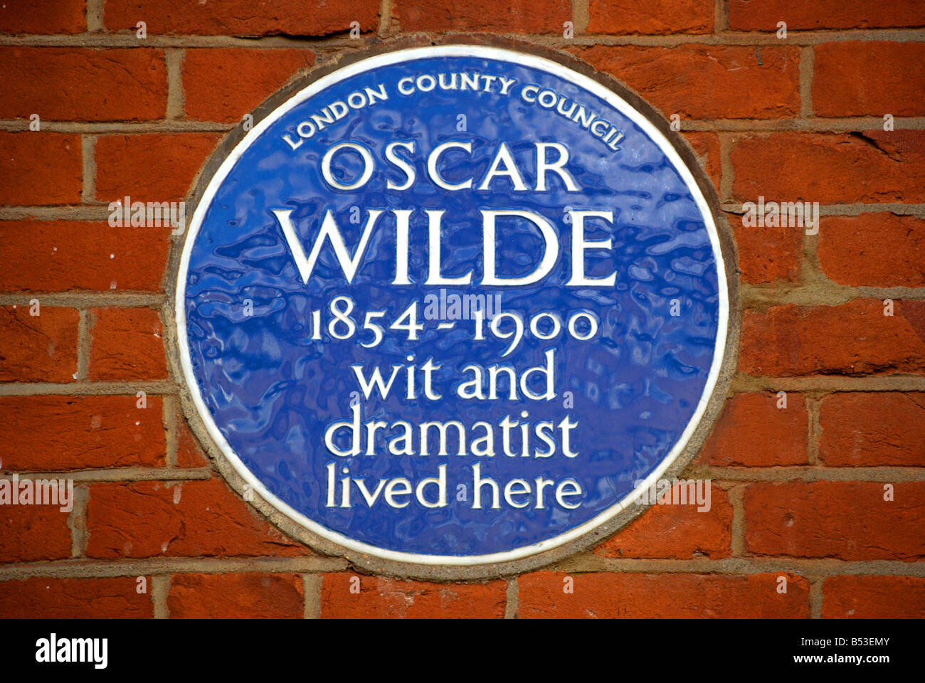 London County council targa blu segnando un ex casa di scherzi e drammaturgo Oscar Wilde, a Chelsea, Londra, Inghilterra Foto Stock