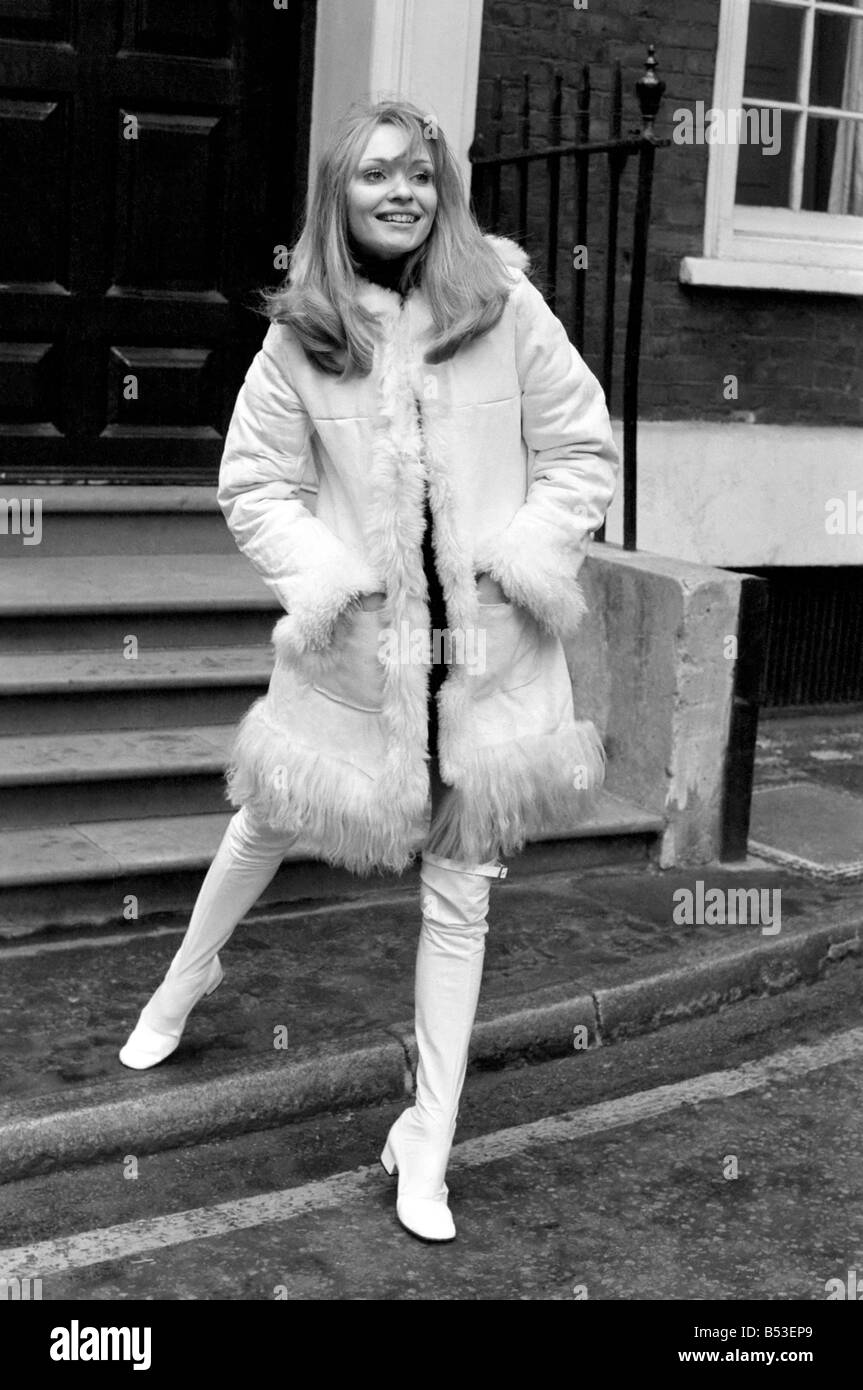 Modello Blanche Webb indossa una giacca di pelliccia e una fodera in  pelliccia come una camicia. &#13;&#10;Novembre 1969 &#13;&#10;Z11350-005  Foto stock - Alamy
