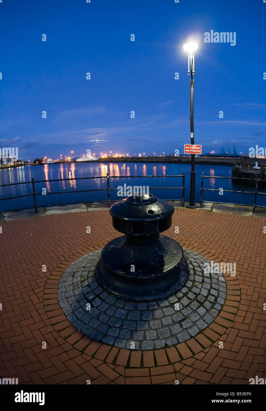 Vecchio cabestano sul pontile di notte con nessun segno di pesca sul post per la Baia di Cardiff Wales UK Foto Stock