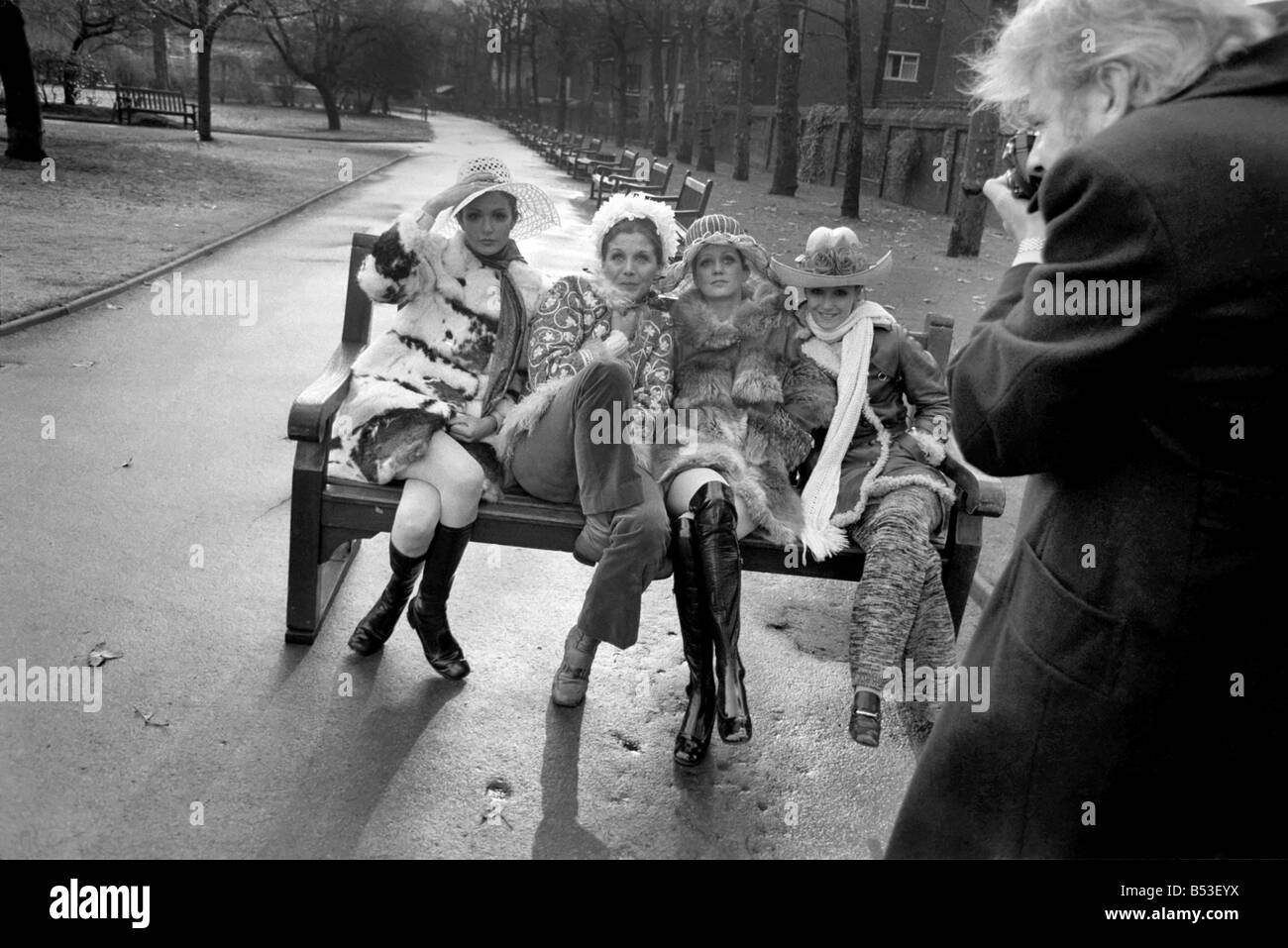 La Millinery Istituto di grande Briain hanno presentato la loro primavera ed estate '70' di raccolta in Baket Street. (Da sinistra a destra) ta Foto Stock