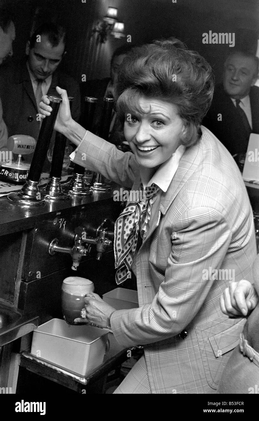 Intrattenimento. Televisione: Pat Phoenix di Coronation Street, è il nuovo licenziatario della navigazione hotel a Buxworth nel Derbyshire. Dicembre 1969 Z11772-005 Foto Stock