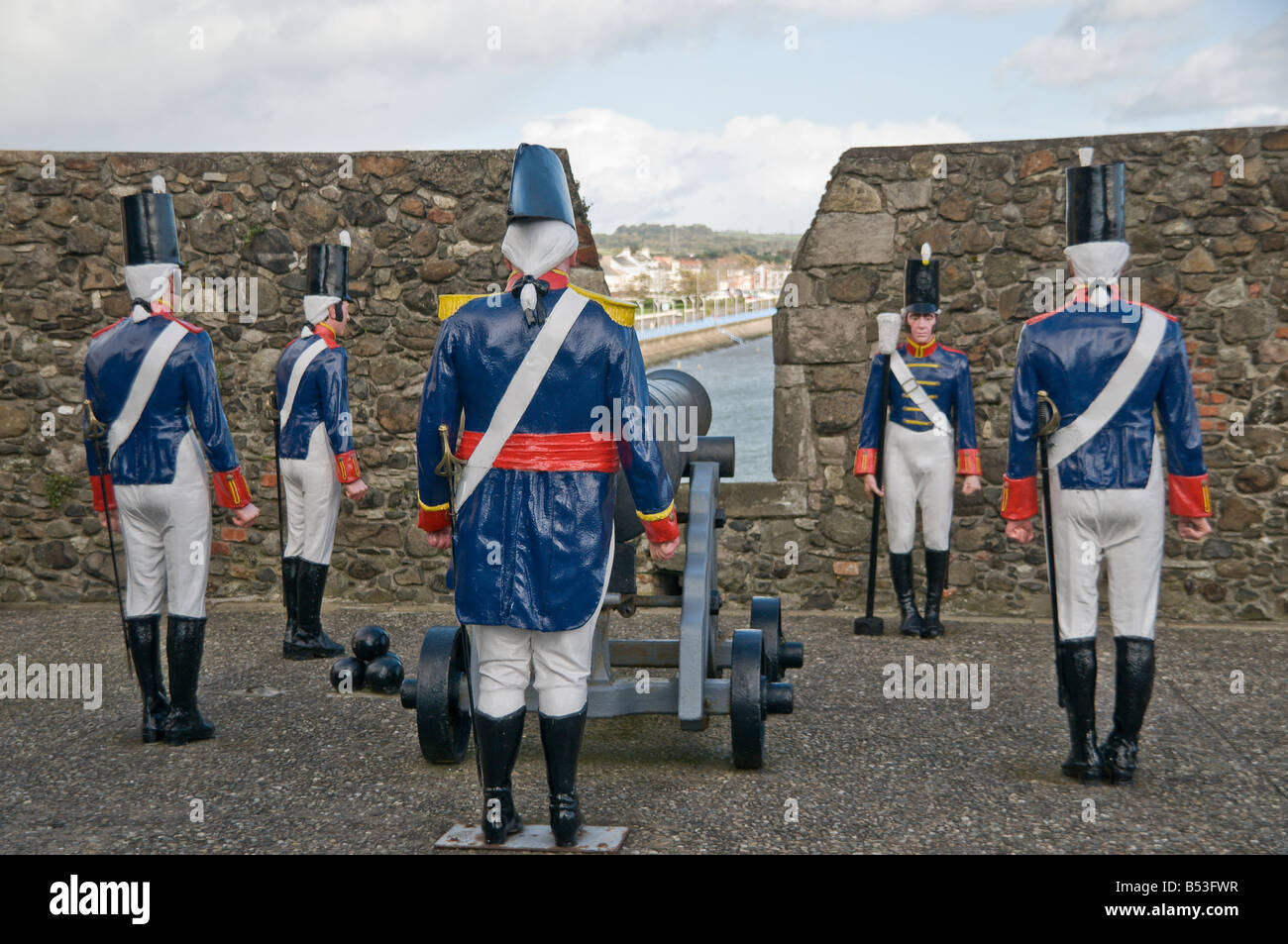 Il cannone su carrello a Carrickfergus Castle con fibre di vetro manichino di soldati britannici Foto Stock