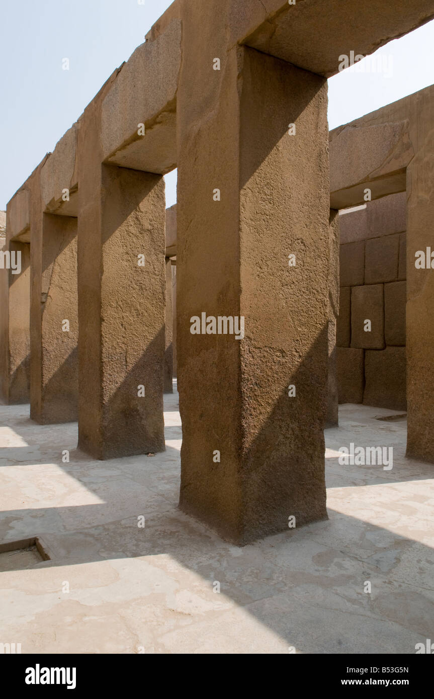 Il cortile interno realizzato in proprio tagliare granito in blocchi di pietra al tempio a valle di Khafre costruito circa 2600 BC nella Piramide di Giza plateau Cairo Egitto Foto Stock