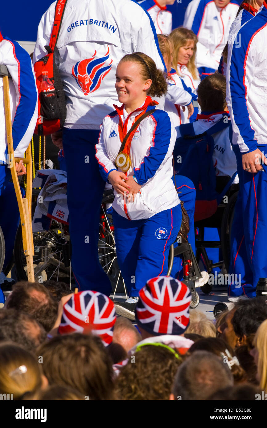 Le Olimpiadi del 2008 eroi parade Team GB , Trafalgar Square, doppio paralimpico medaglia d oro del nuotatore Eleanor Simmonds , sorrisi alla folla Foto Stock