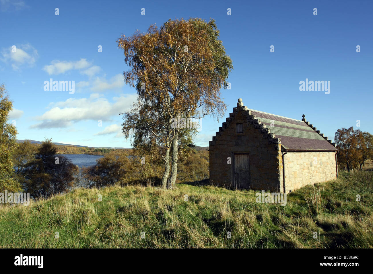 Le rovine di una chiesa sulle rive di Loch Kinord in Aberdeenshire, Scotland, Regno Unito Foto Stock