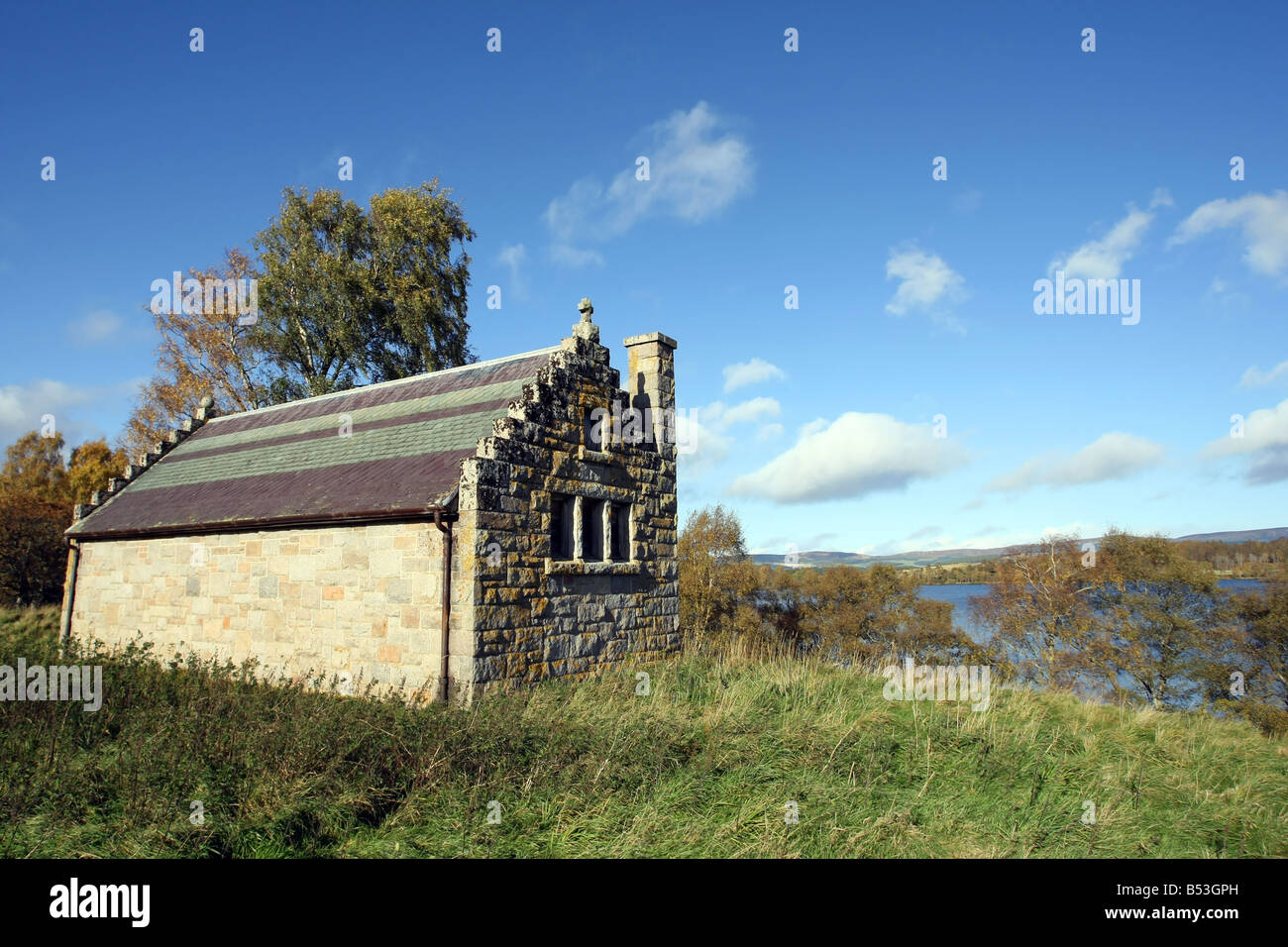 Le rovine di una chiesa sulle rive di Loch Kinord in Aberdeenshire, Scotland, Regno Unito Foto Stock