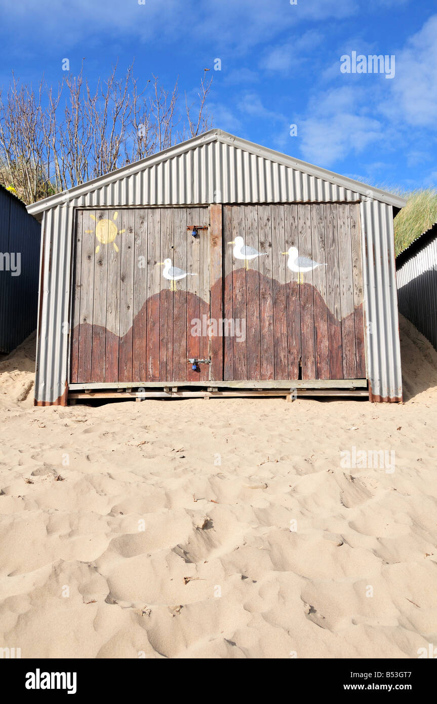 Legno verniciato porta di un beach hut su Morfa Spiaggia Gors Abersoch Llyn Peninsula Galles Foto Stock