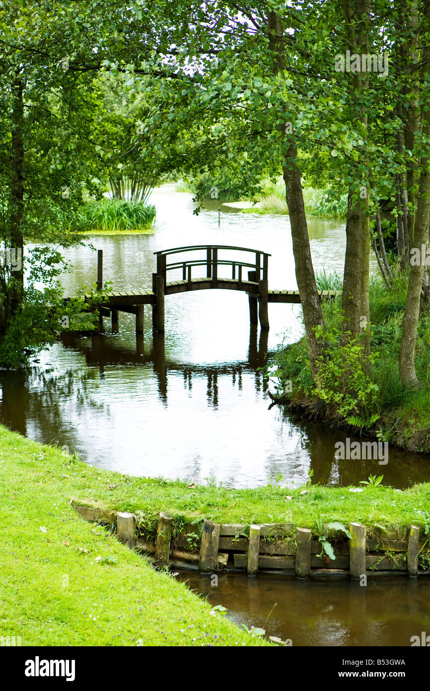 Willow pattern style ponte su un giardino sul lago Foto Stock