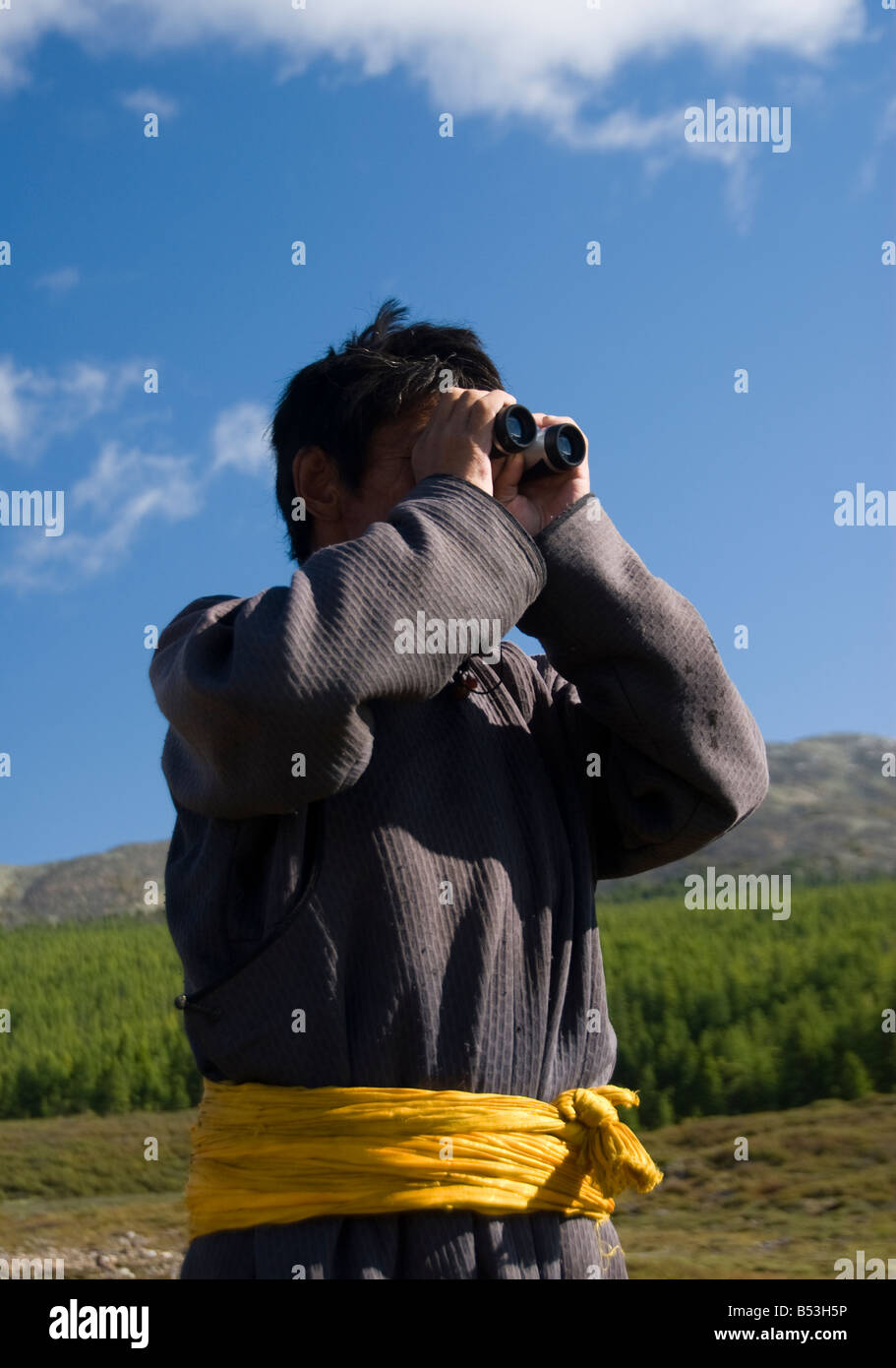 Tsataan uomo con il suo binocolo Mongolia settentrionale Foto Stock