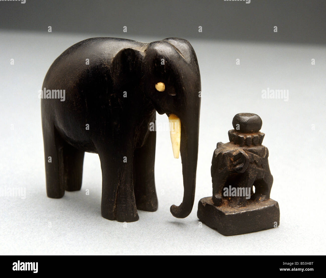 Artigianato birmano ebano sculture di elefante più piccolo di 3 cm di altezza Foto Stock