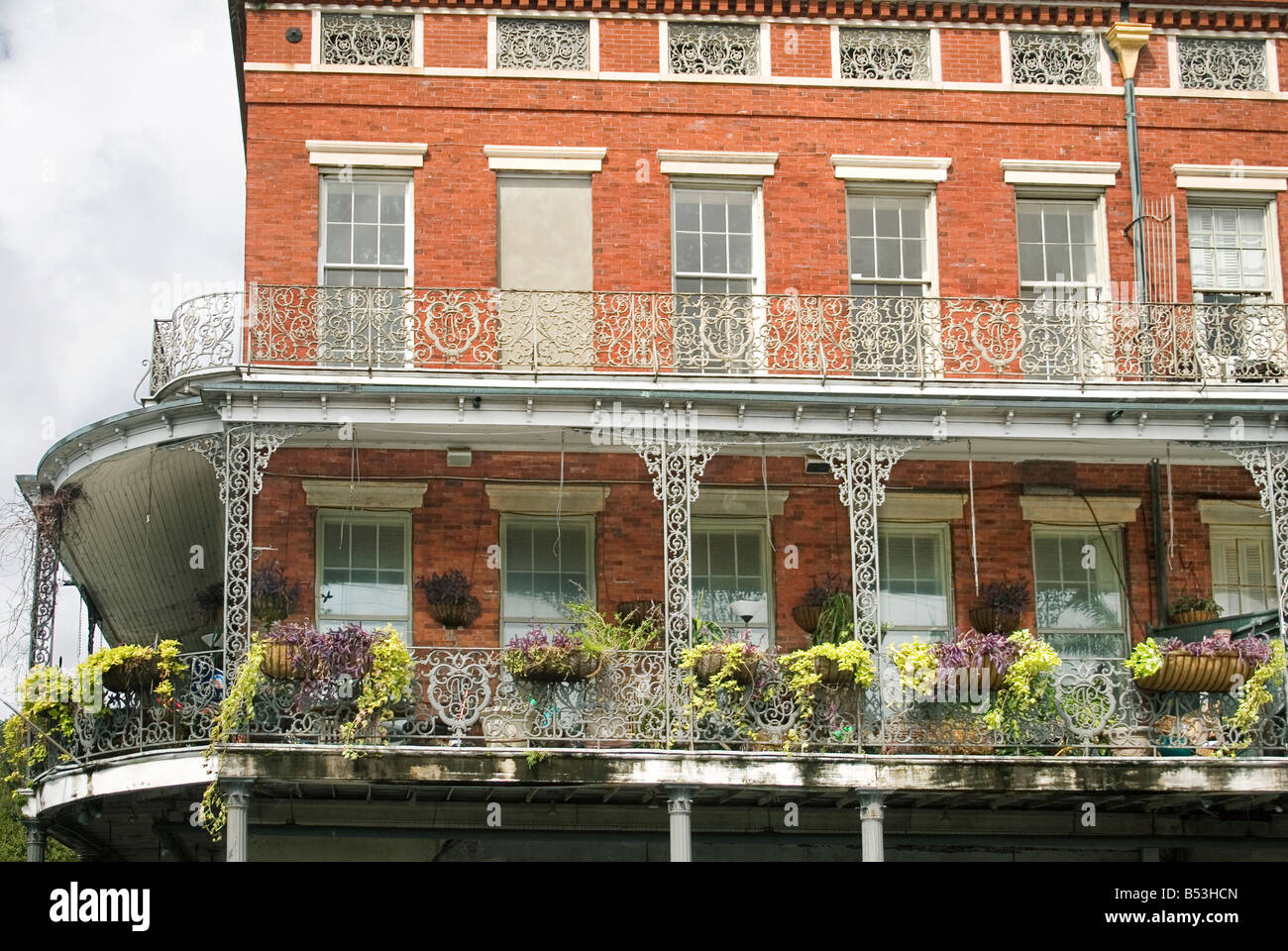 L'edificio Pontalba, costruito 1850, in New Orleans" del quartiere francese. Famoso per il monogrammed balconi. LA, Stati Uniti d'America. Foto Stock