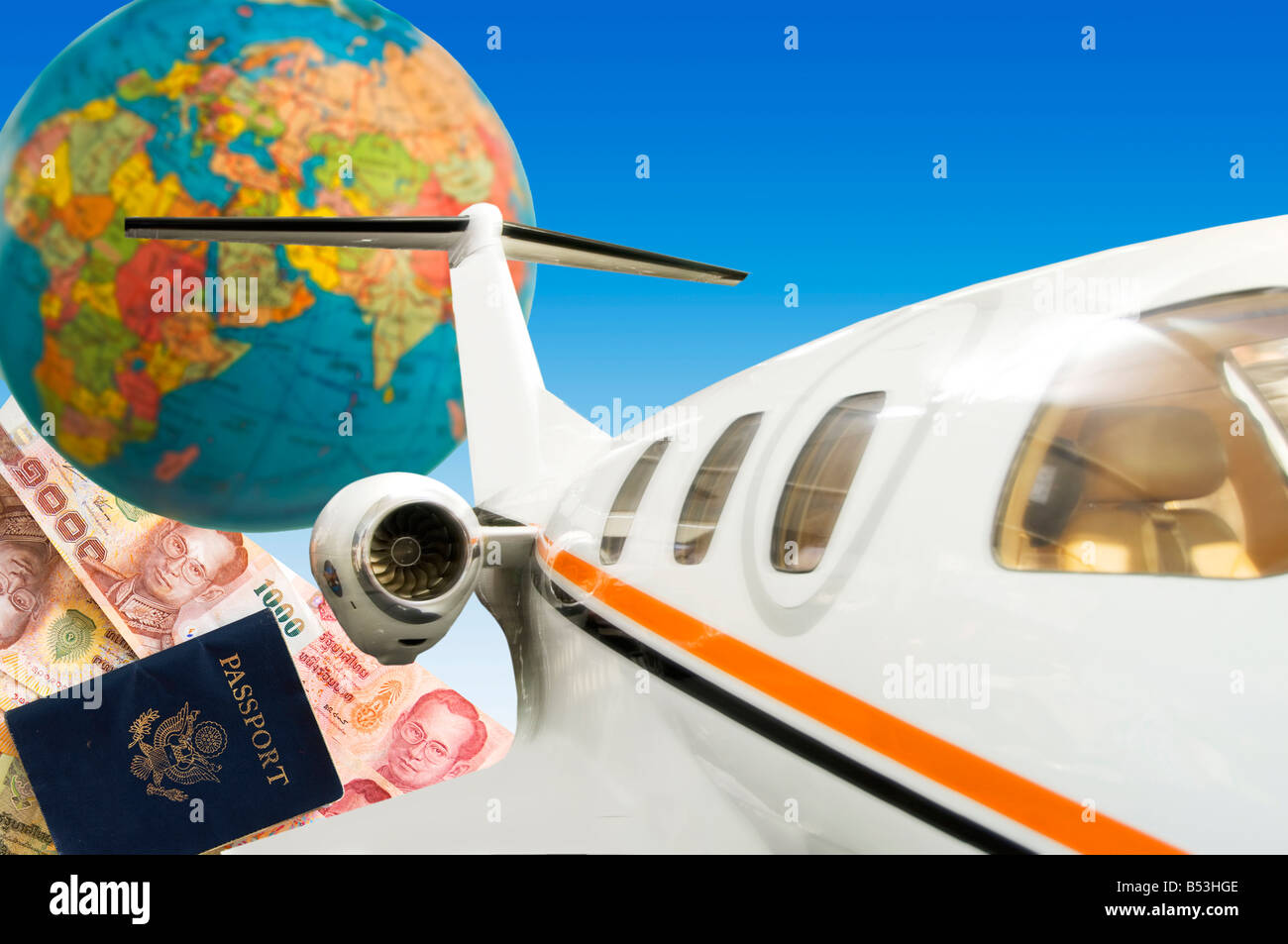 Piano di jet con globo e passaporto con moneta in baackground Foto Stock