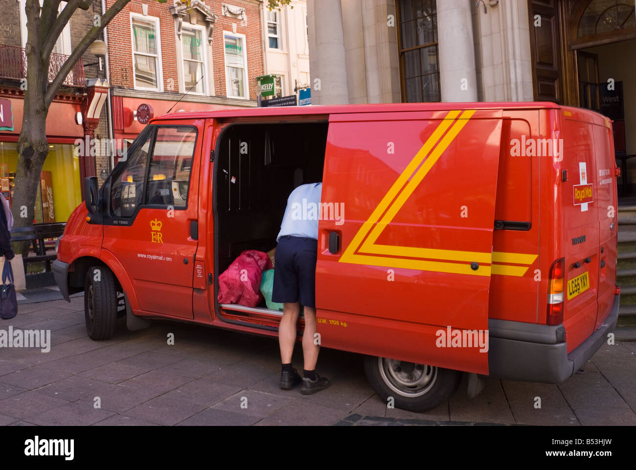 Portalettere lavorando dal retro del Royal Mail van nel Regno Unito dal centro città Foto Stock