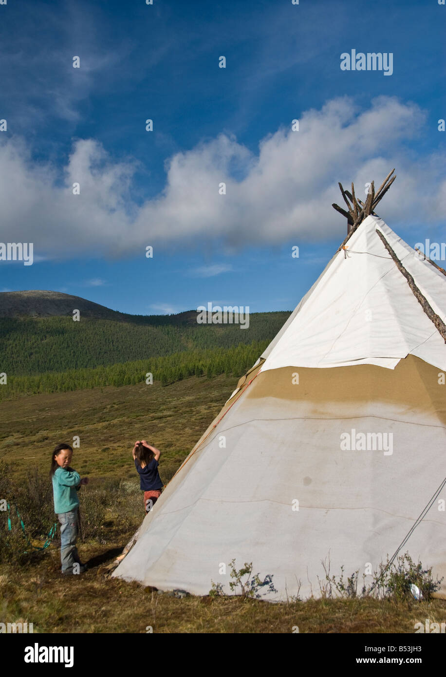 Tsaatan due giovani ragazze lavarsi i capelli Mongolia settentrionale Foto Stock