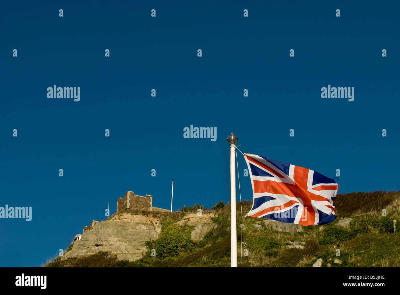 La bandiera dell'Unione battenti in Hastings con East Hill in background. Foto Stock