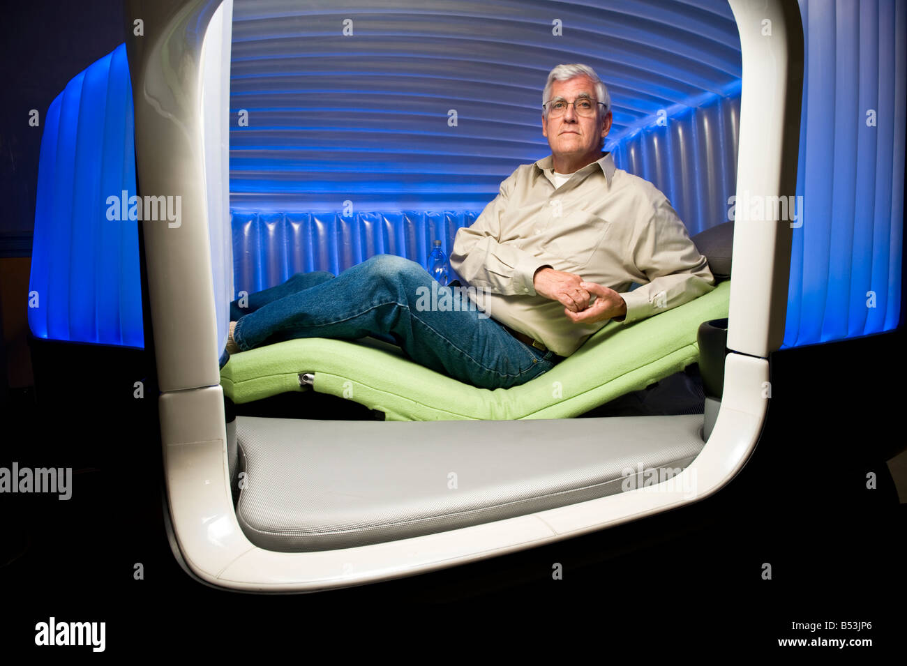 Alan J. Anderson, Direttore del Boeing concetto centro, si rilassa in un prototipo di un equipaggio resto modulo. Foto Stock