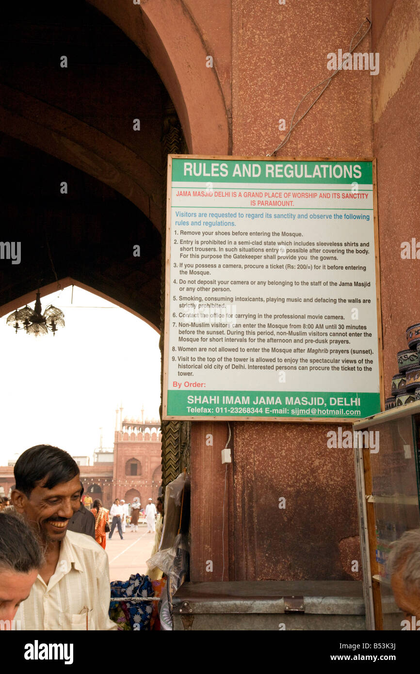 Le regole di entrata all'entrata alla moschea Jama, Vecchia Delhi, India Foto Stock