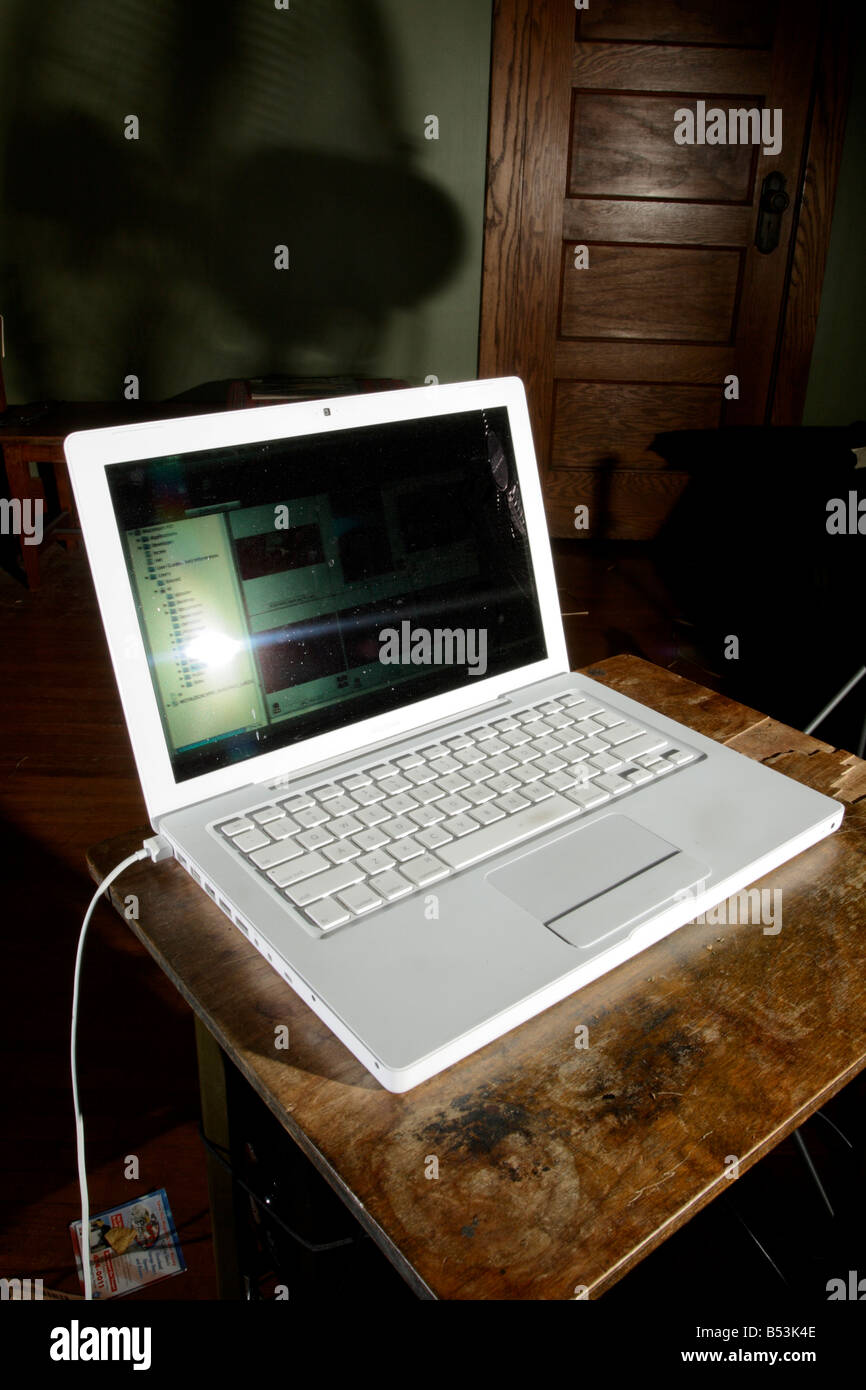 Lato sinistro del MacBook bianco computer portatile. Foto Stock
