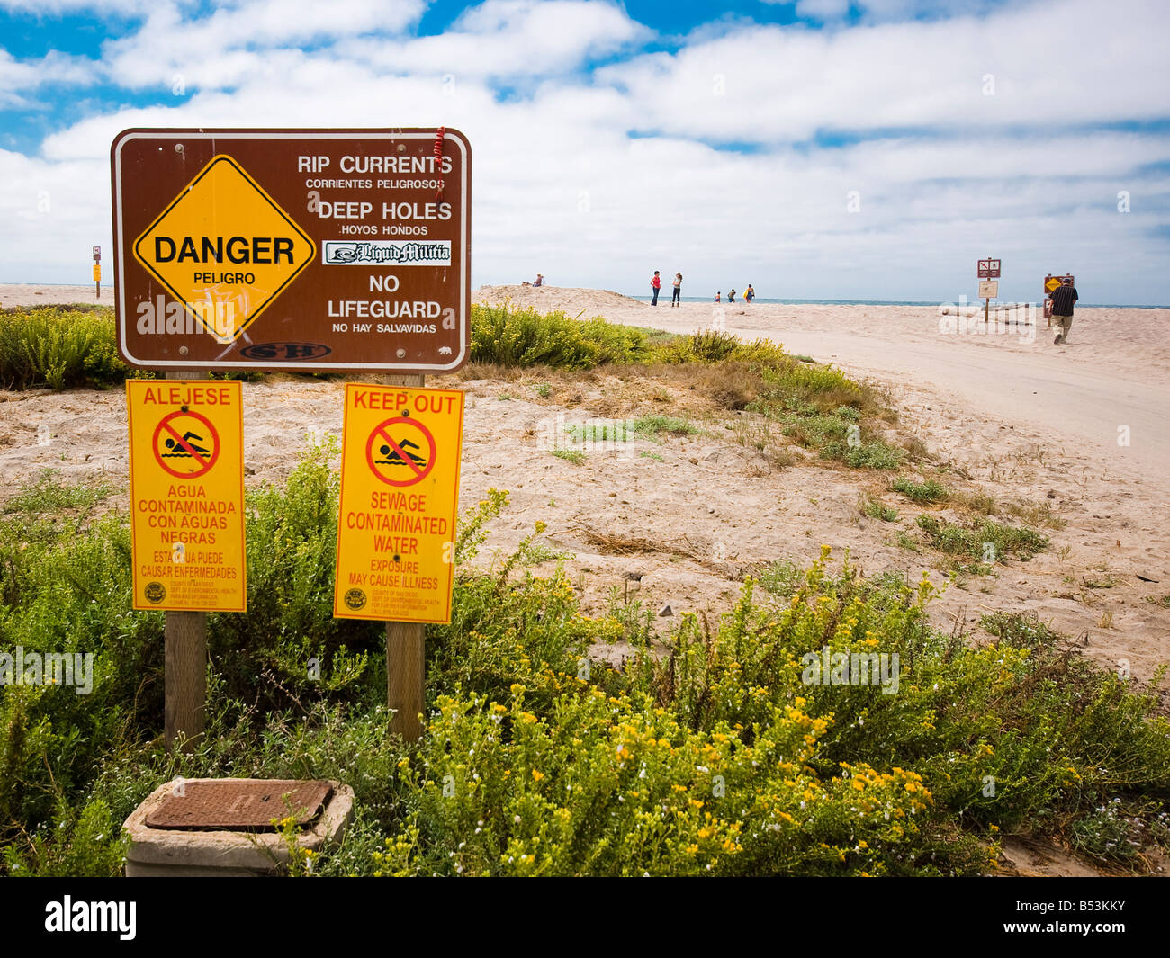 Indicazioni sulla spiaggia di avvertimento di forti correnti e di depurazione acqua contaminata. Foto Stock